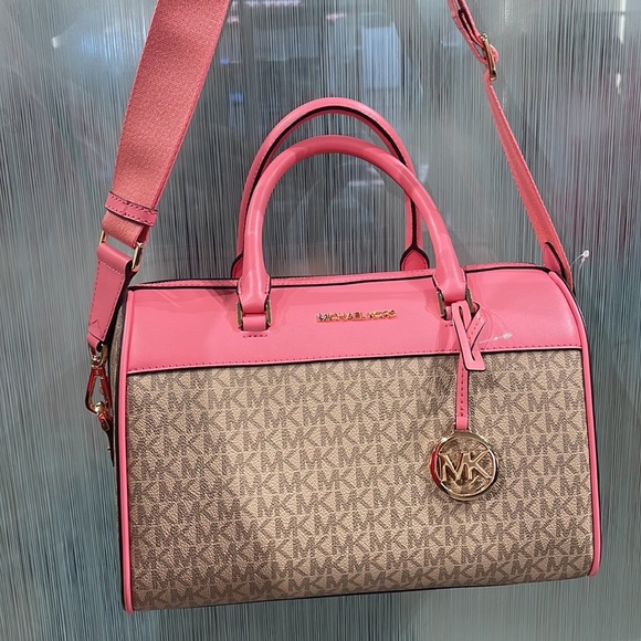 Michael Kors med Duffle Travel - Leather/Coated
35S2GTFU2B
Tea Rose
MD DUFFLE - Picture 4 of 16